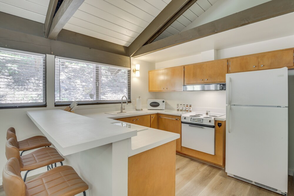3 Mi to Lake Arrowhead: Cabin w/ Furnished Deck!
