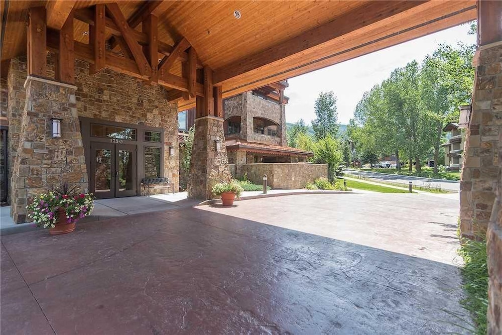 6302 Bear Lodge, Trappeur's Crossing Apartment 3