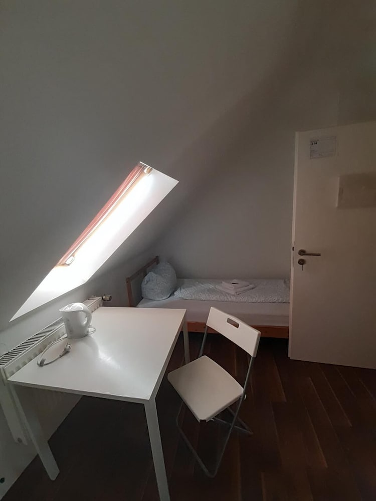 2-Rent Group Hostel Rooms&Apartments EVE168