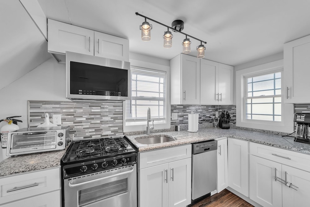 Charming 2-br Home, 4 Blocks To The Boardwalk 2 Bedroom Home