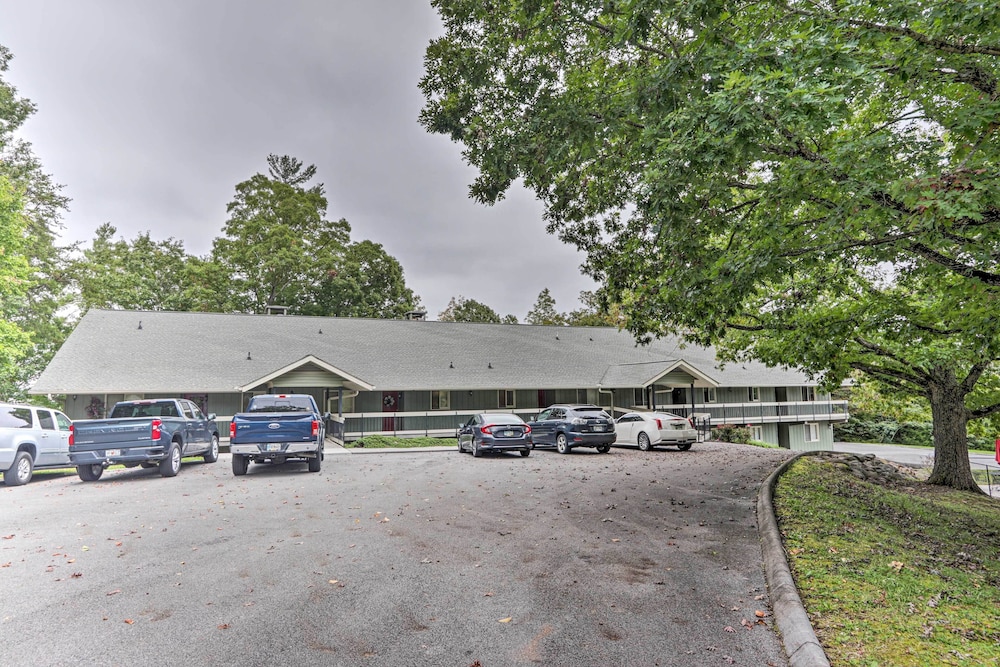 Pigeon Forge Condo w/ Balcony: 5 Mi to Attractions view 4