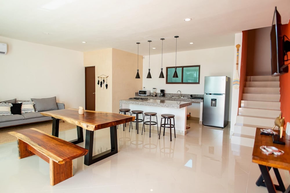 New Modern Villa Private Pool 2 Blocks From the Beach Sleeps 6 view 5