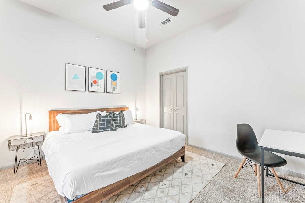 Cozy 2BR Suite Close to Downtown w Fast Wifi
