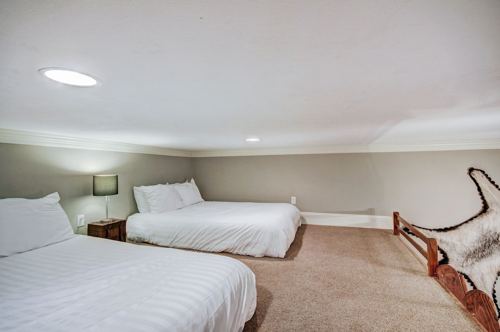 Ridge Street Lookout 4 Bedroom Home by RedAwning