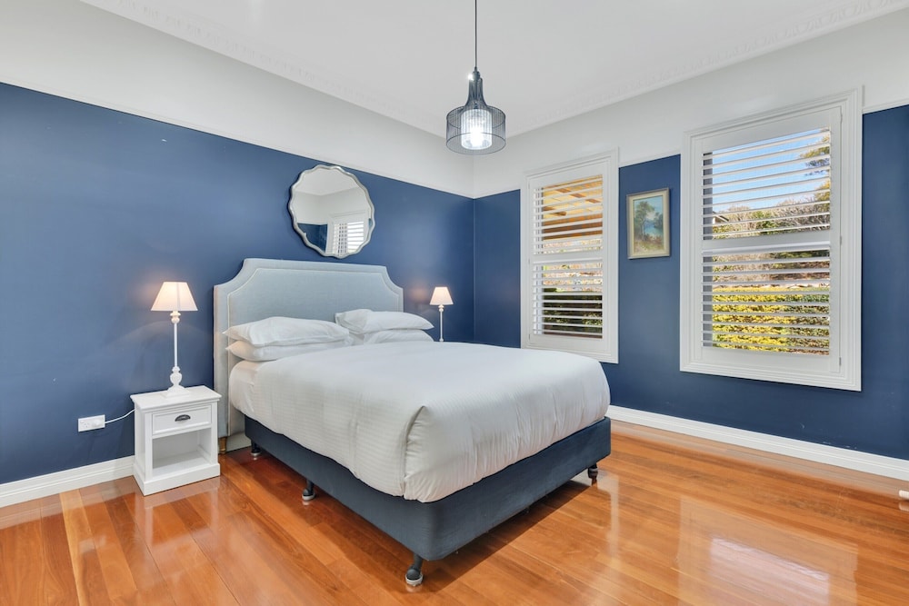 Expansive Toowoomba Retreat With Garden BBQ