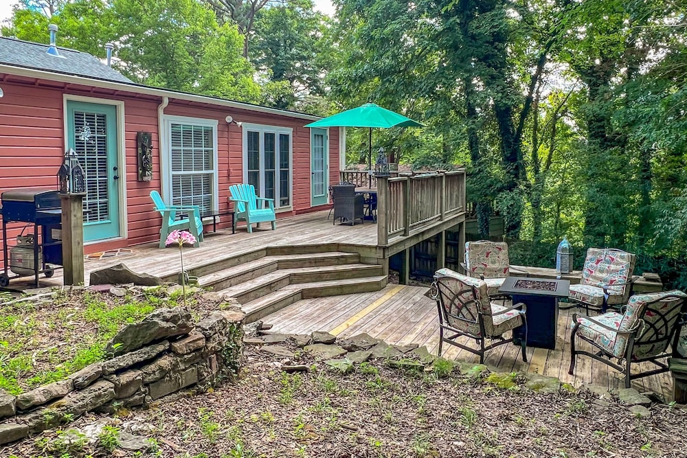 Eclectic 'osage Cottage' in Historic District