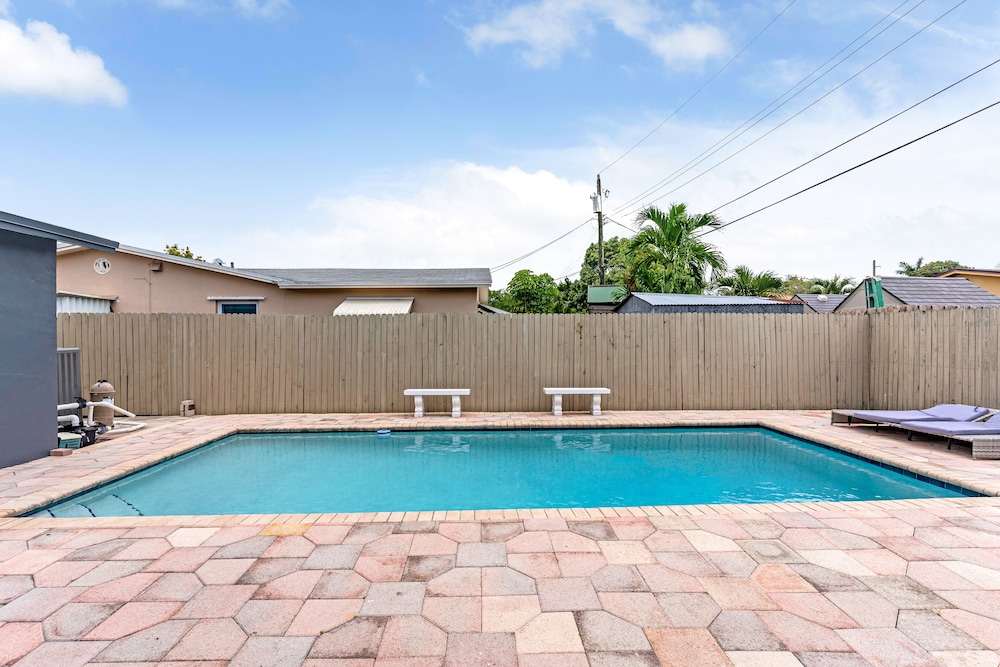 Dania Hills w Pool 10 min to Beach - Image 2