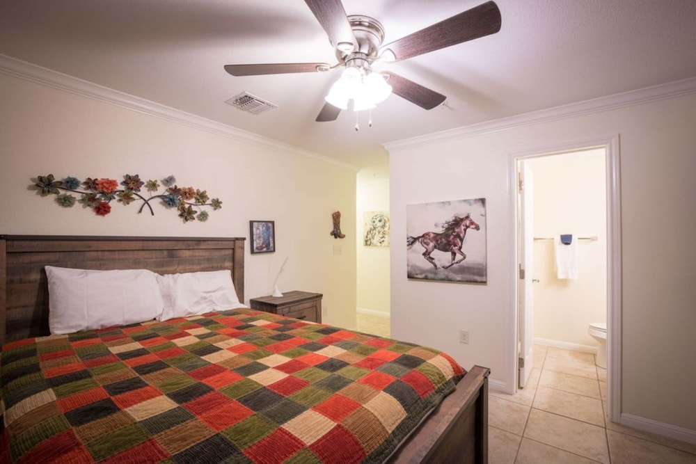 Waterwheel Hideaway - Cozy Condo for 6 With Resort-style Amenities