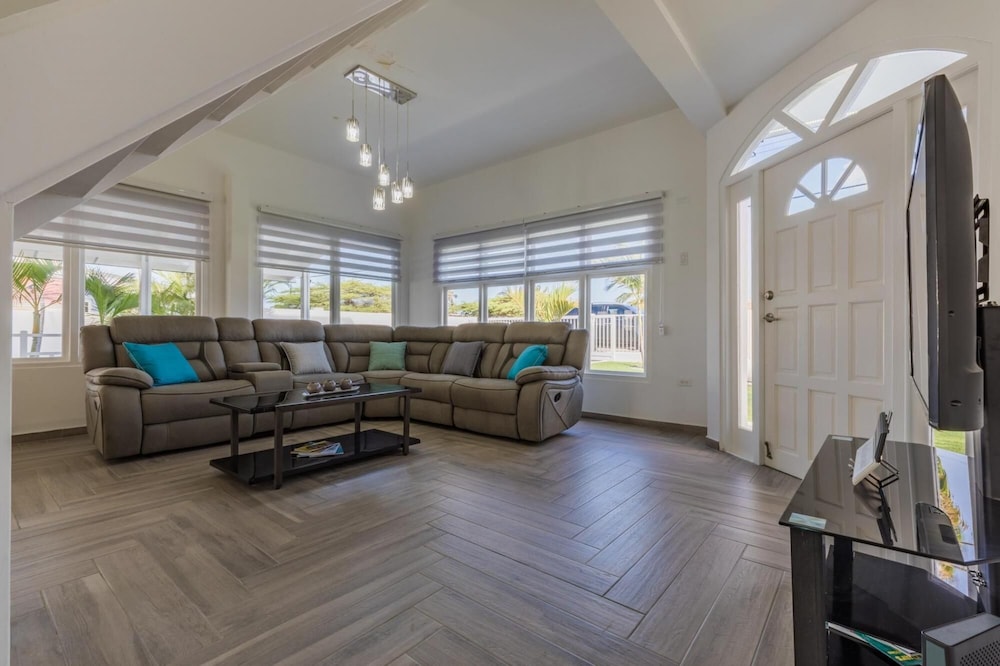 NEW Modern Stylish 6BR 6BA Villa Near Palmbeach