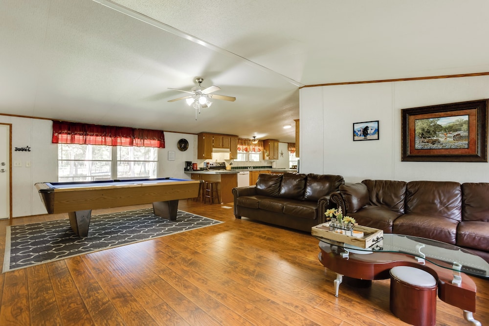 Play Games, Bike & Unwind: Cleveland Family Home!