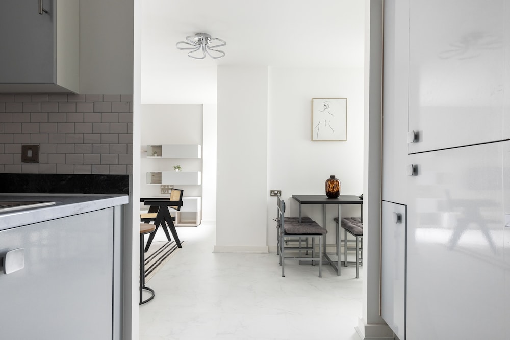Luminous 2 Bed Balcony Flat in Islington