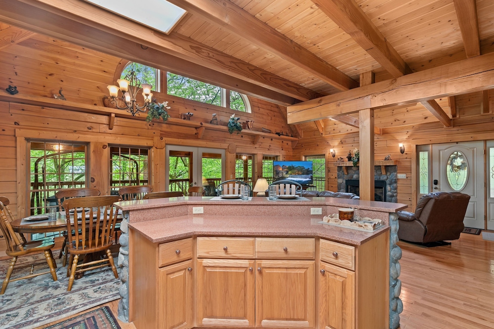 Elk Rapids On Cosby Creek 3 Bedroom Cabin