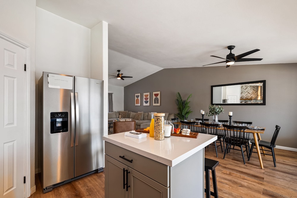 Montego by Avantstay Private Yard w/ Pool & Hot Tub
