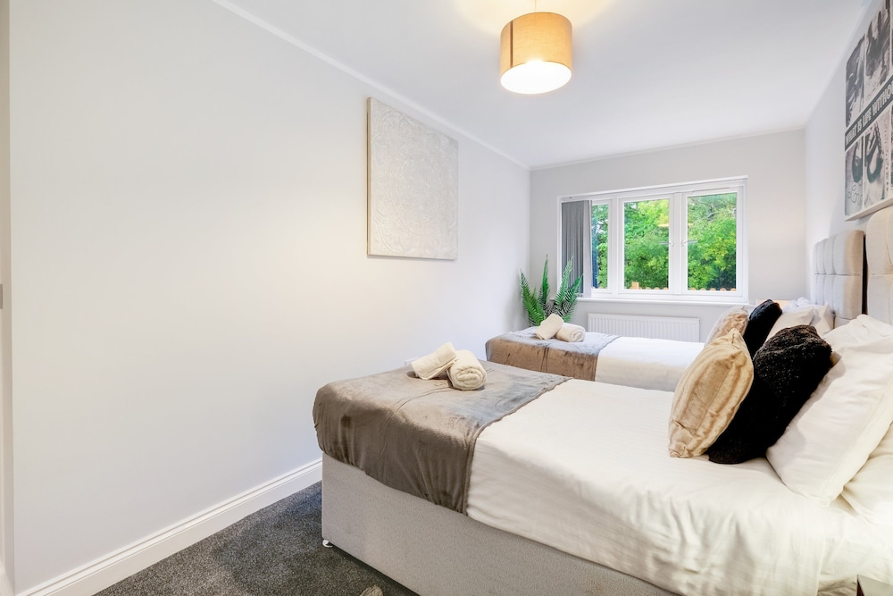 2 Bdrm Penthouse with parking Wycombe view 2