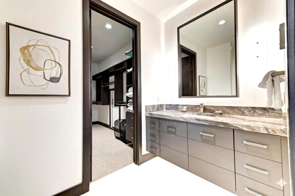 KBM Resorts Walk to Slopes, Sports Court, Private Home Theater, Sleeps 17, Outdoor Hot Tub Pco-184m