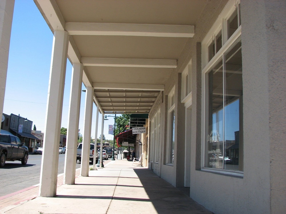 Cottonwood Hotel