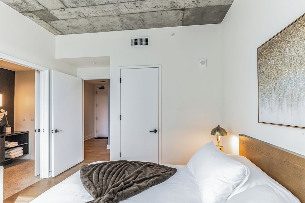 High Rise Luxury Condo With Lake & City Views - Image 2