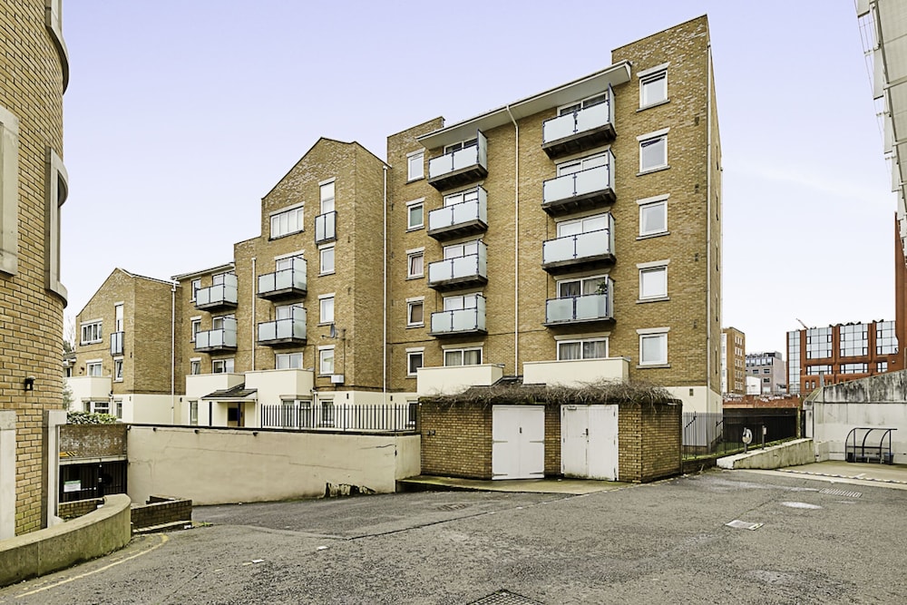 Charming Centrally Located Wimbledon Flat