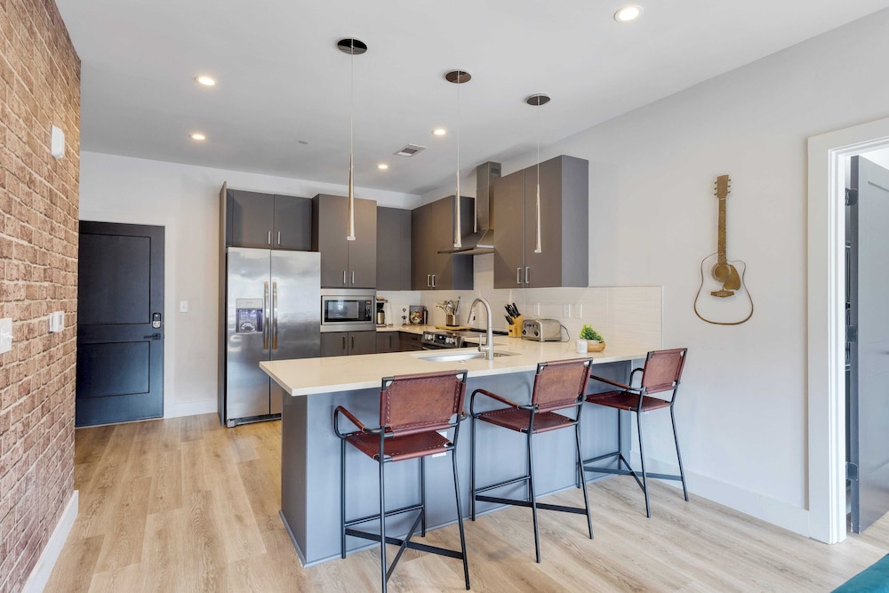 Sleeps 18 3 Modern Midtown Apartments w/ Gym + Pool Walkable to Shops & Eats