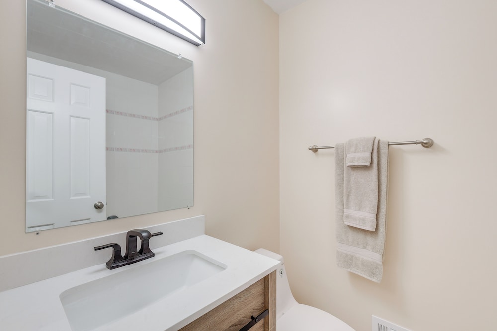 9 Mi to Historic District: Ellicott City Home!