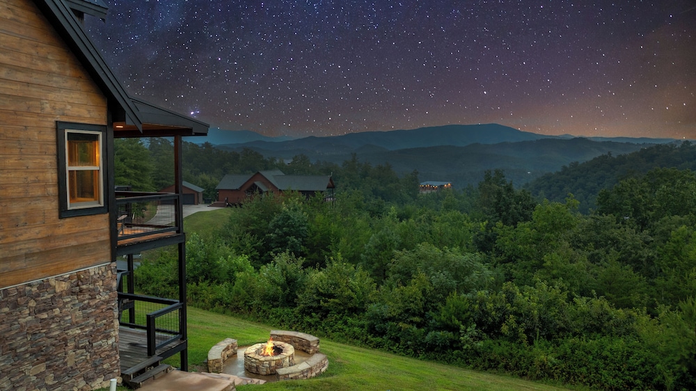 Amazing View Cabin w Gameroom Hot Tub Fire Pit