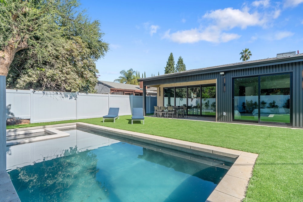 Noble Modern - Urban Sanctuary in Sherman Oaks With Poolside and Patio