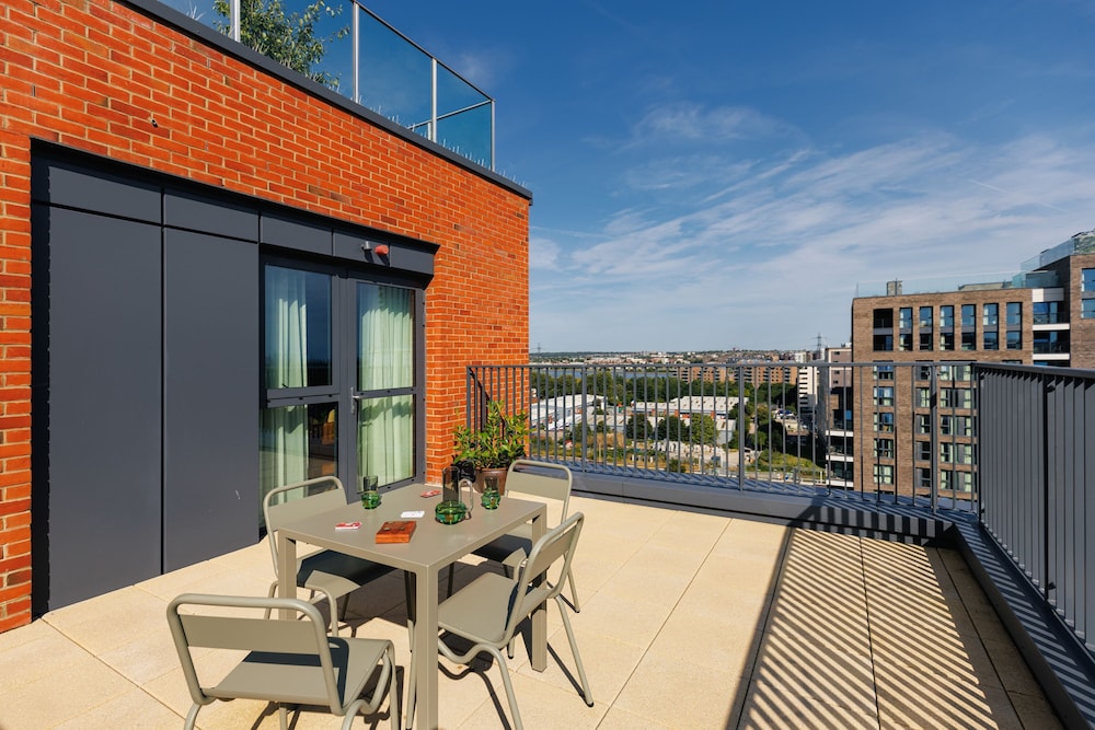 Sophisticated Studio Flat With Rooftop Access