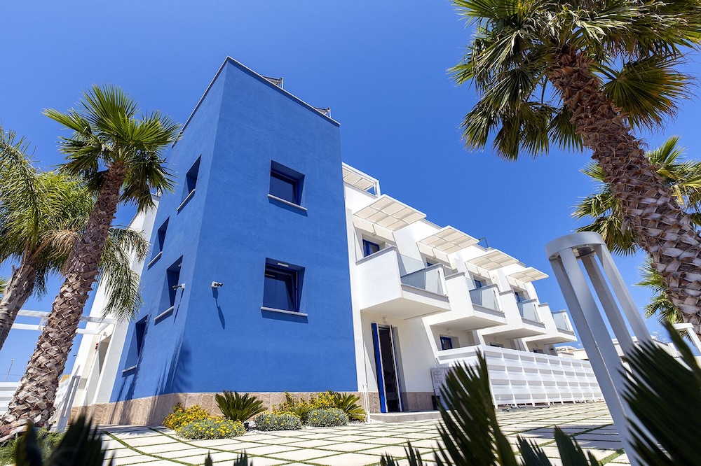 Hotel Sundeck - Image 1