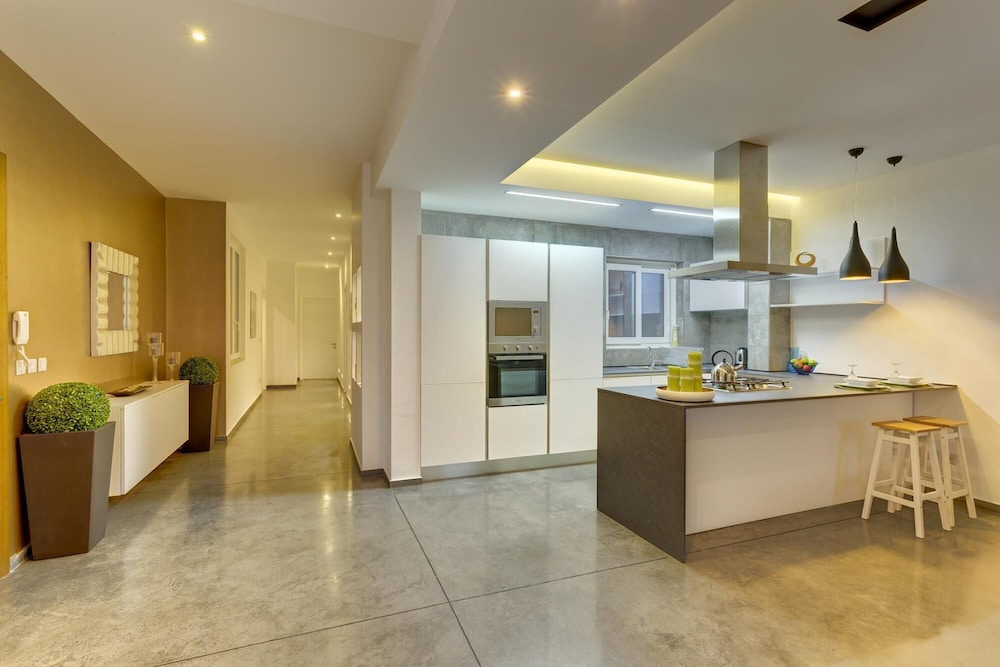 Luxury 3BR Apartment With Marina Views photo 5
