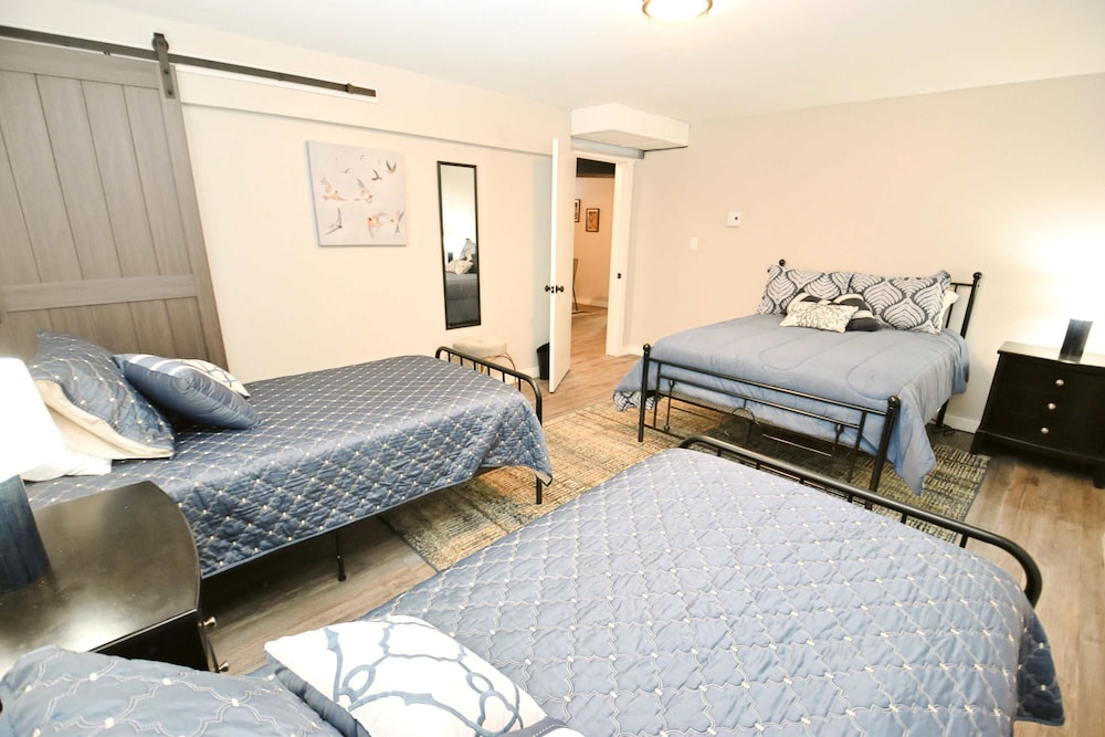 Modern 5 Bedroom Home Sleeps up to 12 15 min Walk to ND 2329