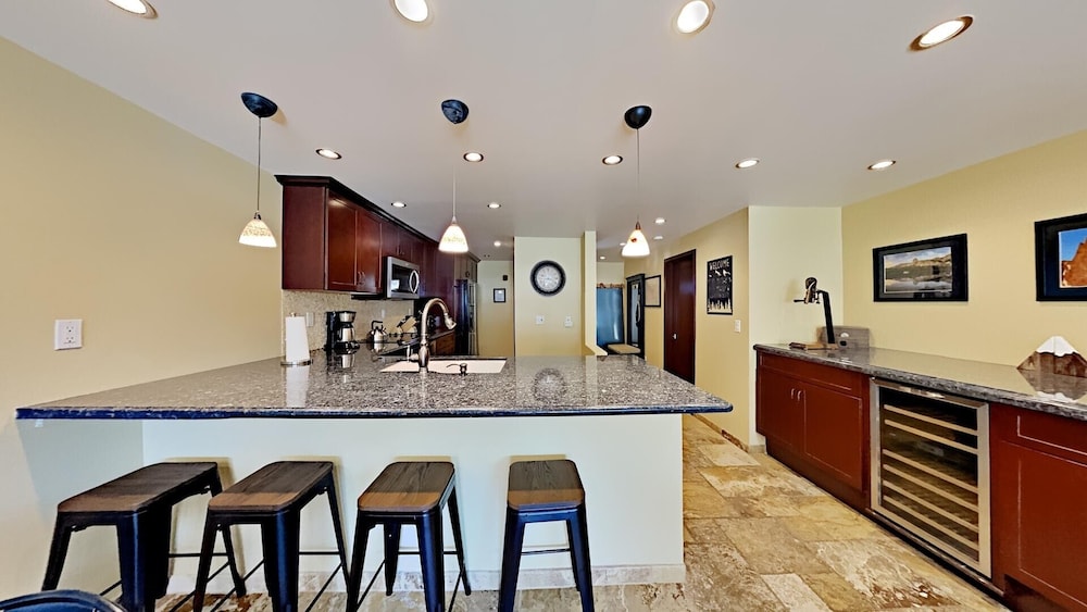 Gorgeous Remodeled Condo With Views Of Mammoth Mountain! by RedAwning