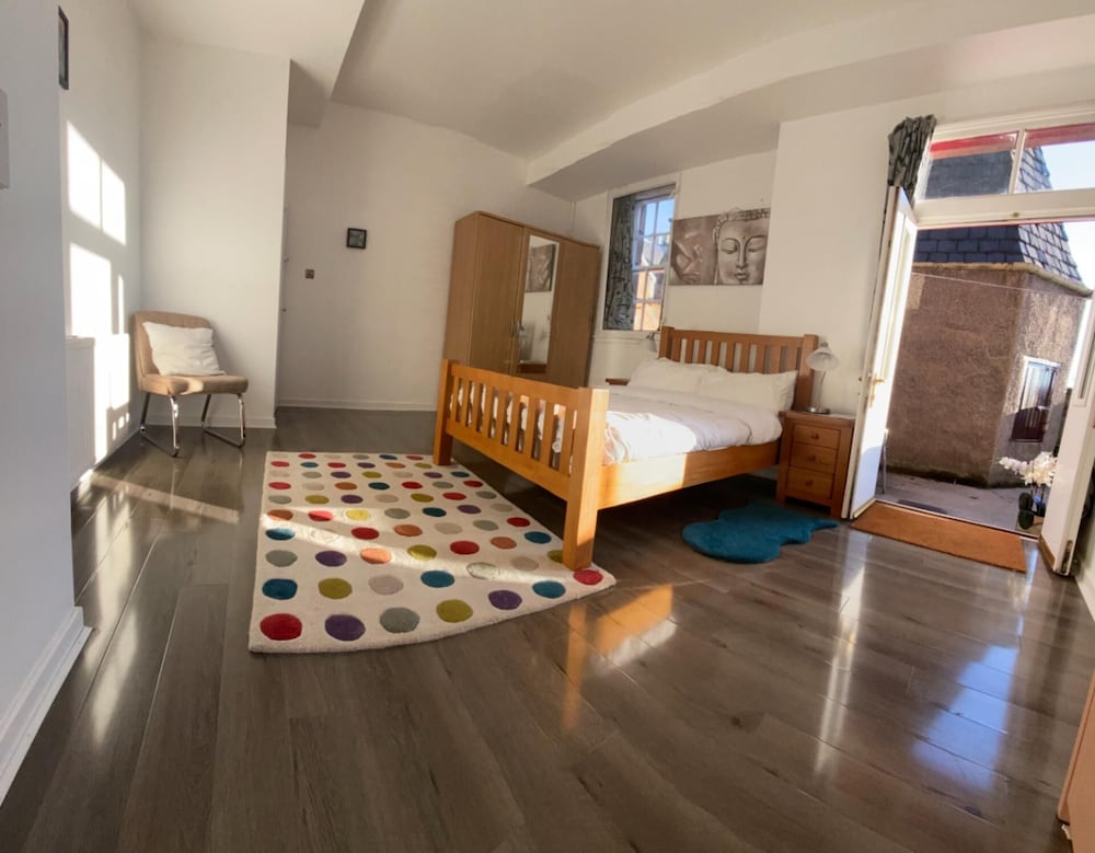 2-bed Historic Apartment in old Town Edinburgh view 2