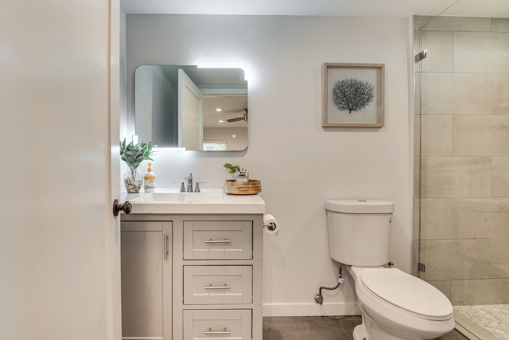 4 Mi to Sofi Stadium, Fenced Yard: Modern Retreat!