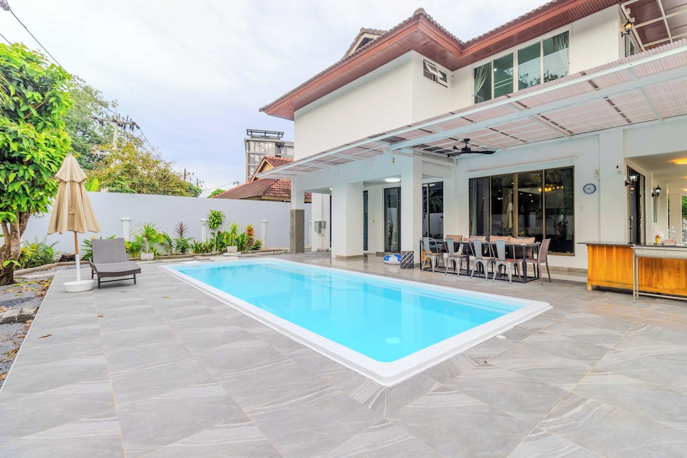 4BR with Pool Family BBQ Near Mall V260