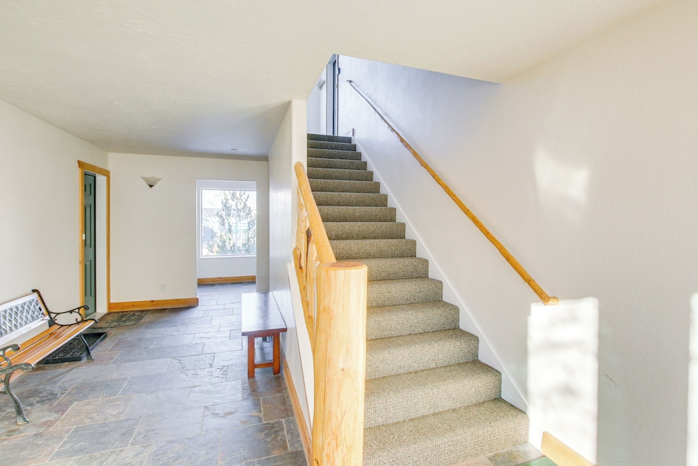 Mtn-view Gem Near Skiing & Golf in Eden!