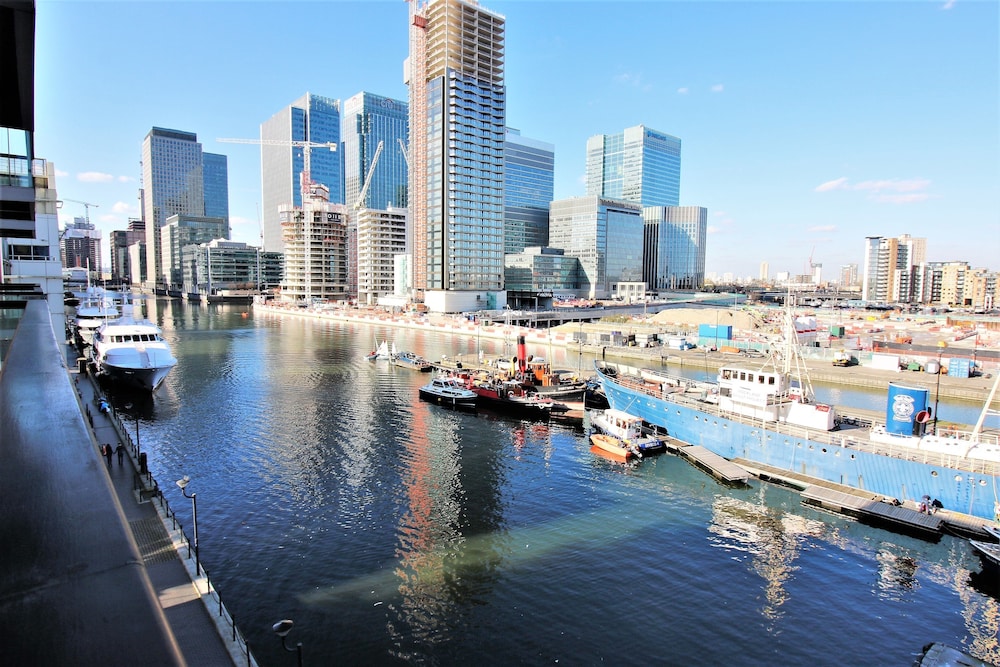 Canary Wharf Luxury River view apartment