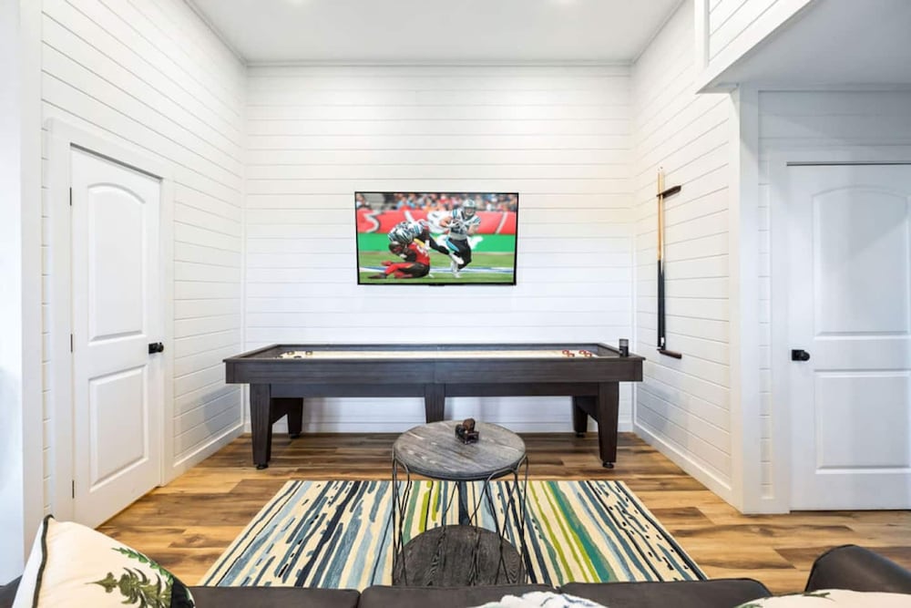 Luxury Cabin Lake Views EV Charger Game Room