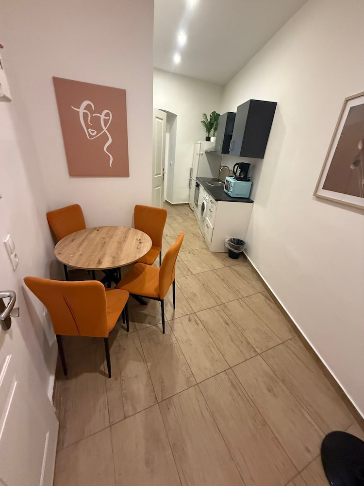 Chic 1BR Apt Walk to Vienna Sights