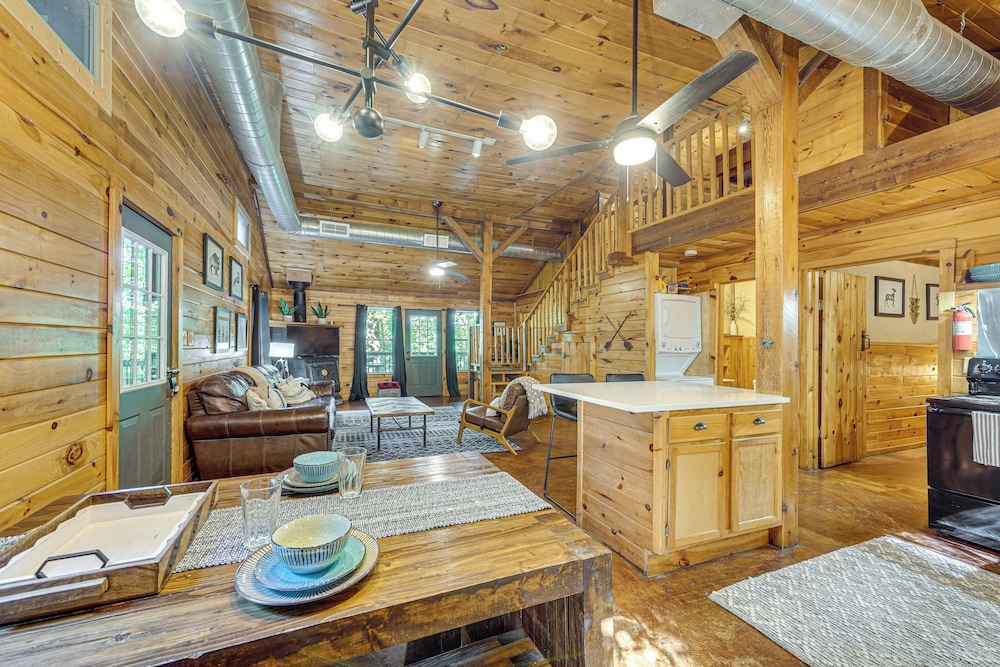 3 Mi to Beavers Bend State Park: Hot Tub Hideaway!