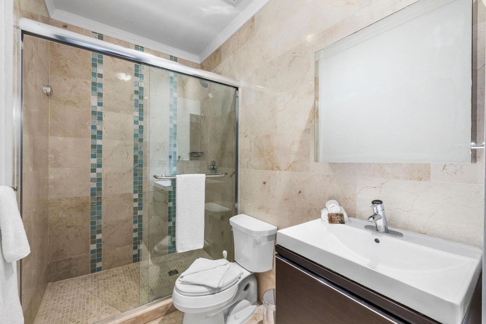 2BR 2BA Condo GYM Pool BBQ