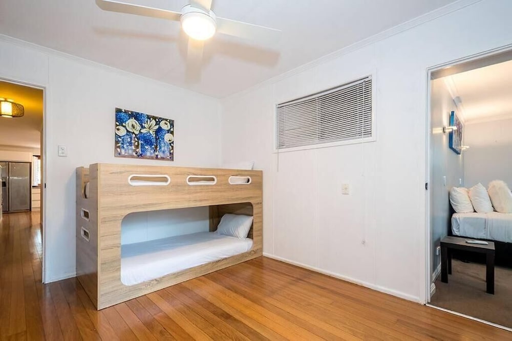 4 BDRM Pet Friendly Home 200m to Creek