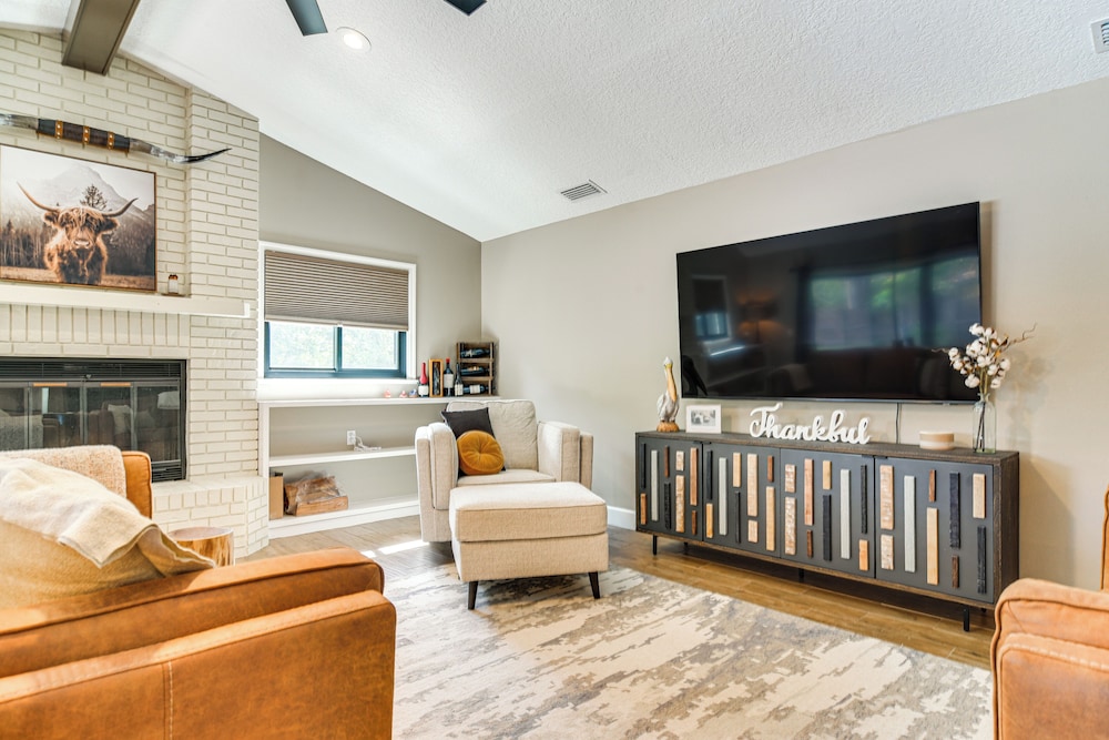2 Blocks to Golf Course: Spacious Tampa Home!