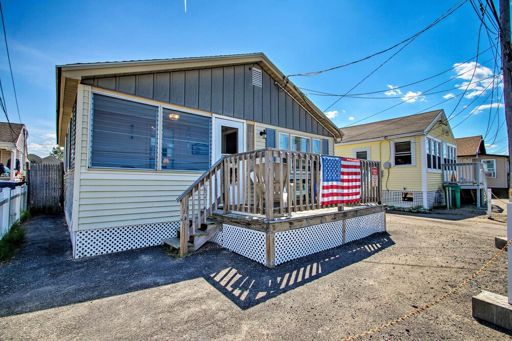 Cozy Hampton Cottage - Walk to Beaches & Marina!