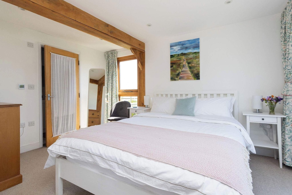 Spacious Coastal Retreat for 10 in West Wittering