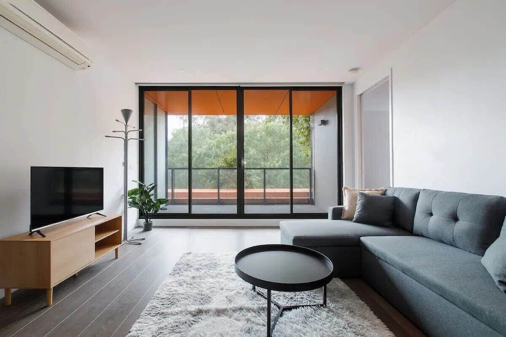 A 3BR Apt Next to Melbourne Zoo, Free Parking