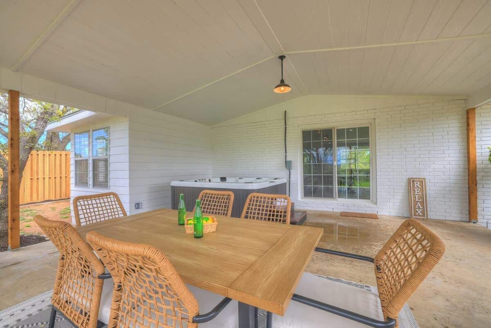 Family-friendly Hill Country Retreat Sleeps 11 + Hot Tubs