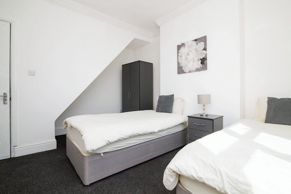 Luxury 4 bed House - 30 mins to Bham view 2