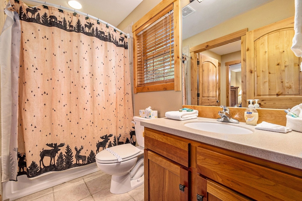 Solitude Bighorn 9 - Estes Park 2 Bedroom Condo by RedAwning - Property Image 7