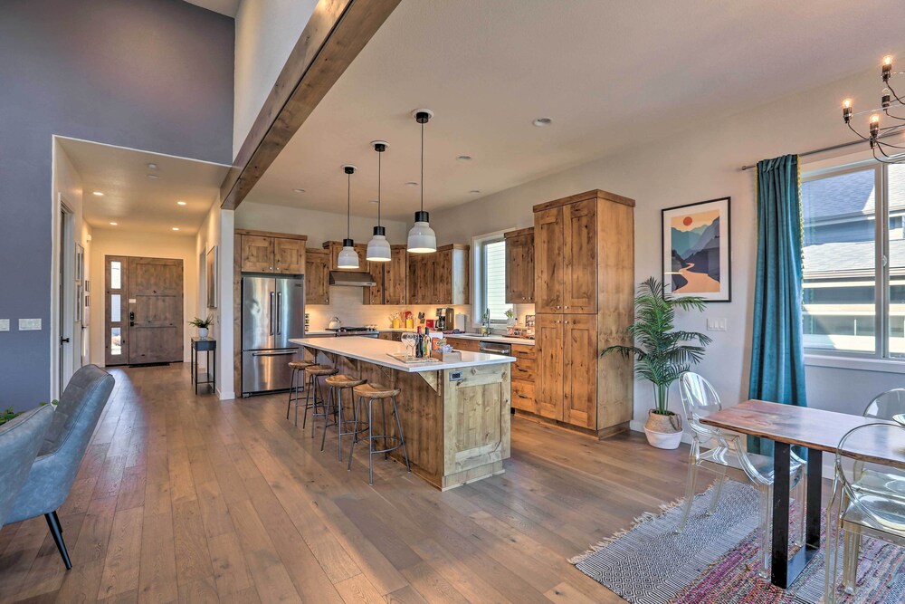 Modern Mtn Oasis w/ Patio, Hot Tub & Grill!