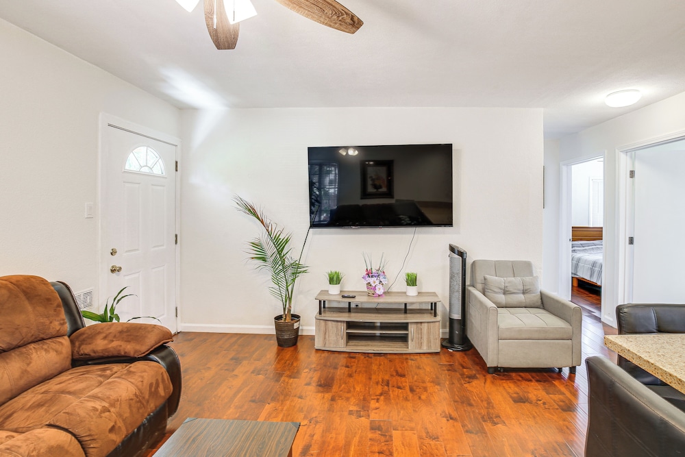 5 Mi to Coast: Centrally Located Long Beach Home!